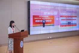 图片包含 建筑, 站, 男人, 桌子 AI 生成的内容可能不正确。